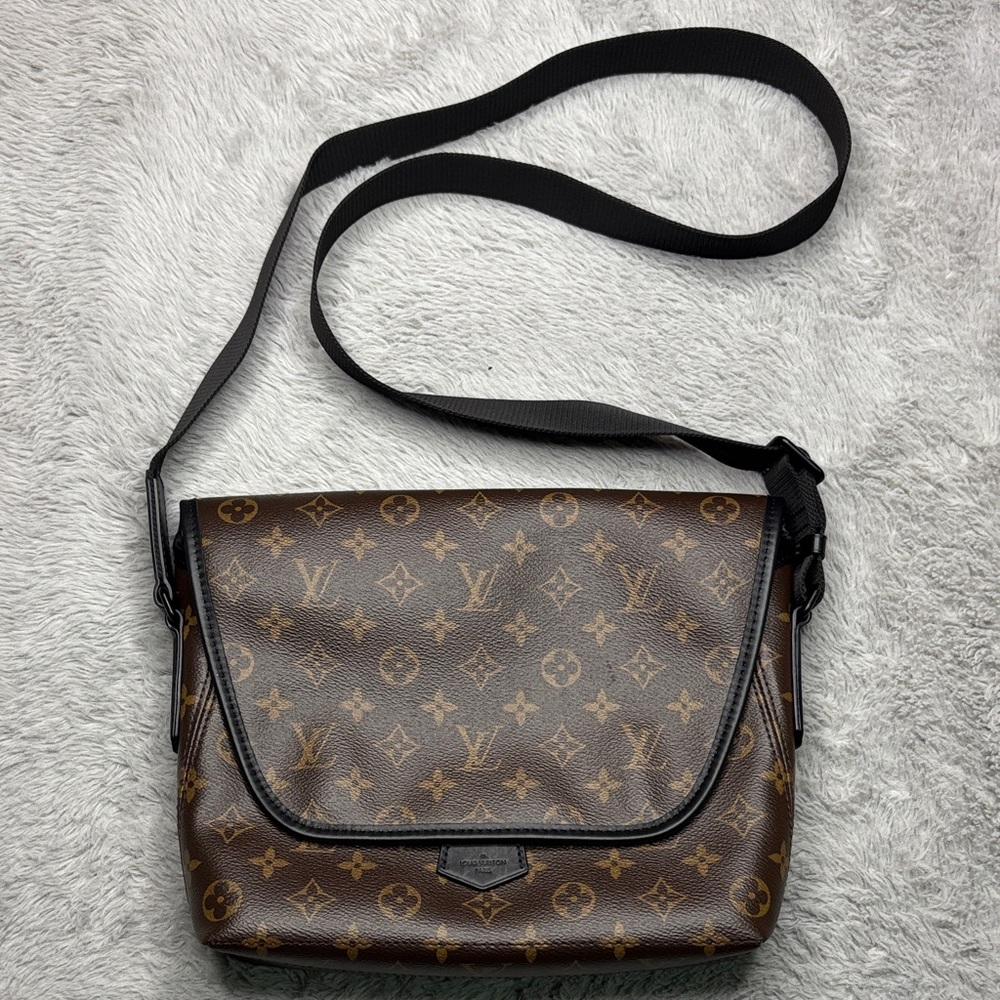 Louis Vuitton Monogram Canvas Messenger Bag